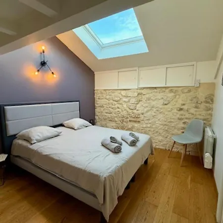 Bright Triplex In The Heart Of 아파트