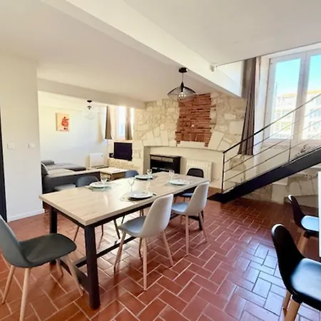 Bright Triplex In The Heart Of 아파트